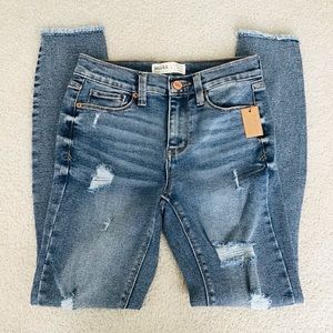 NWT Mudd Mid Rise Vintage Wash Skinny Jeans